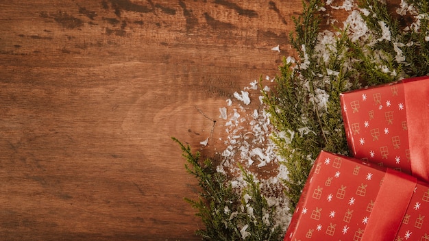 Weihnachtshintergrund mit presentas und Raum auf dem links