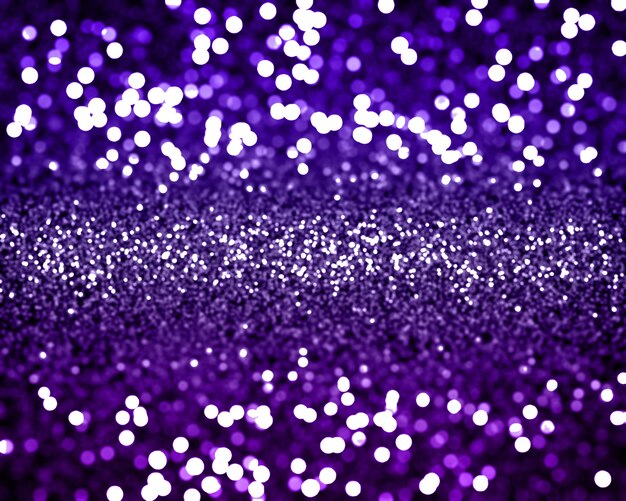 Weihnachtshintergrund mit purpurrotem Funkeln und bokeh Lichtern