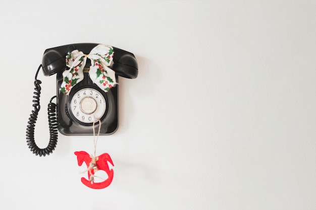 Kostenloses Foto weihnachtshintergrund mit retro- telefon