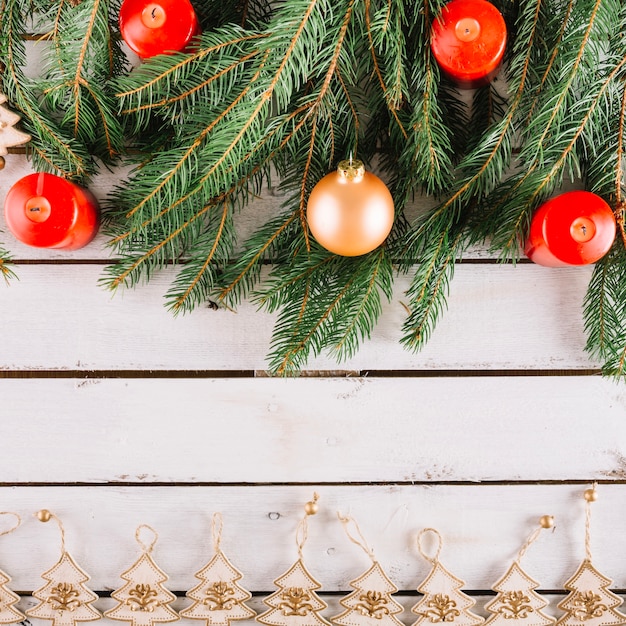 Weihnachtshintergrund mit roten Kerzen