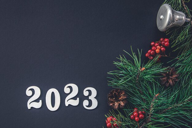 Weihnachtshintergrund mit Zahlen 2023 und Dekordetails flach gelegt