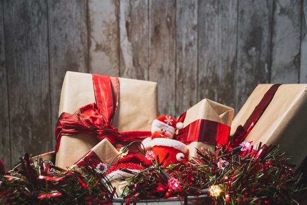 Weihnachtshintergrund mit zwei Geschenkboxen