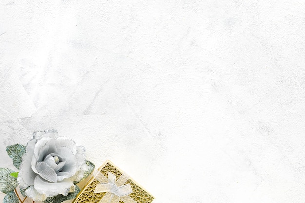 Weihnachtshintergrund Weiß- und Goldweihnachtsdekorationen auf einem weißen Hintergrund Draufsichtkopienraum der flachen Lage