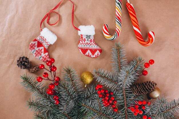 Weihnachtshintergrundplan auf Kraftpapierhintergrund