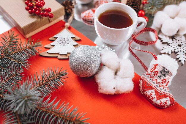 Weihnachtshintergrundplan auf rotem Hintergrund