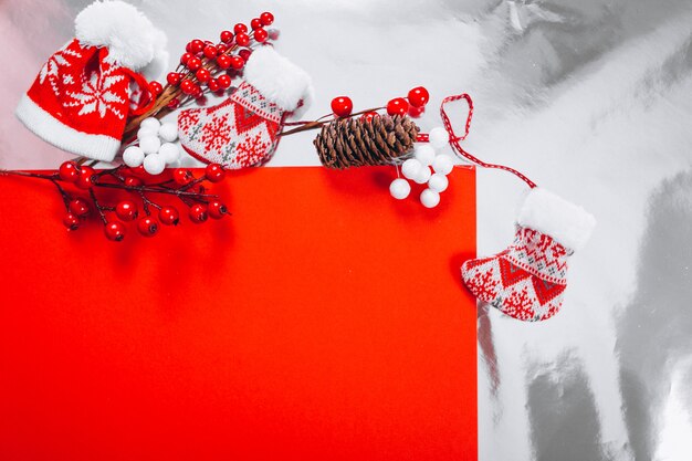 Weihnachtshintergrundplan auf rotem Hintergrund