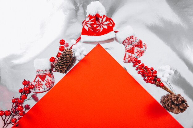 Weihnachtshintergrundplan auf rotem Hintergrund