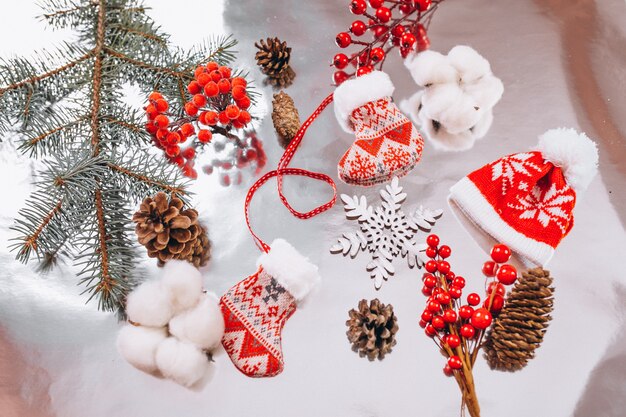 Weihnachtshintergrundplan auf silbernem Hintergrund