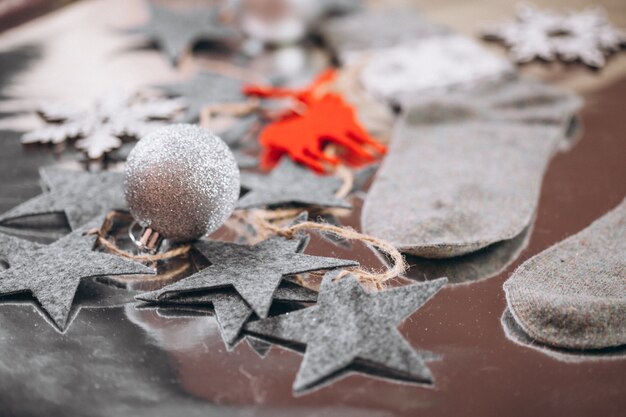 Weihnachtshintergrundplan auf silbernem Hintergrund