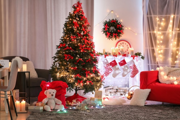 Weihnachtsinnenraum des wohnzimmers mit schönem tannenbaum Premium Fotos