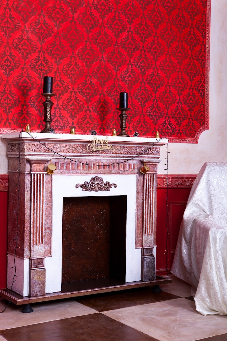 Kostenlose Foto weihnachtsinterieur in rotem vintage-zimmer-studioaufnahme