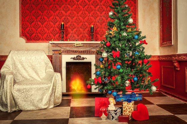 Weihnachtsinterieur in rotem Vintage-Zimmer-Studioaufnahme