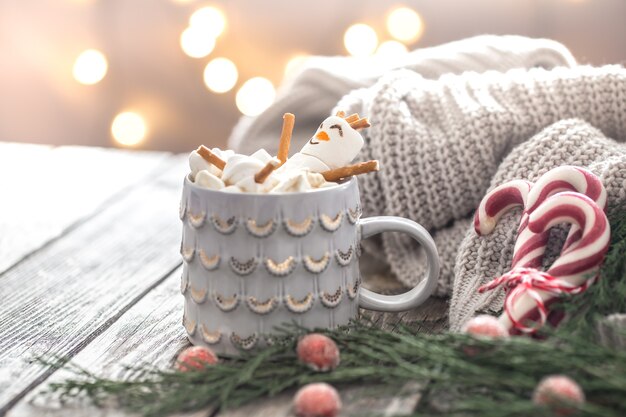 Weihnachtskakaokonzept mit Marshmallows auf einem hölzernen Hintergrund in einer gemütlichen festlichen Atmosphäre