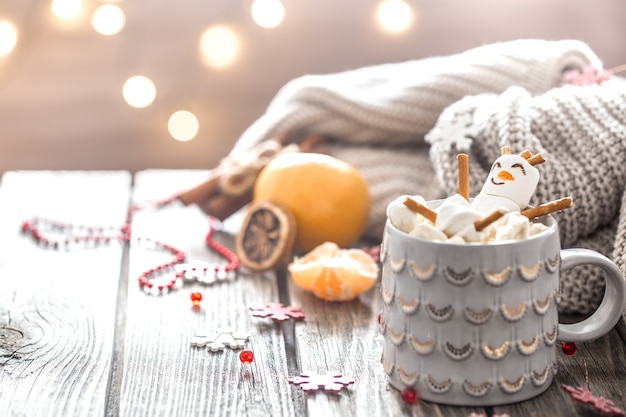 Weihnachtskakaokonzept mit Marshmallows auf einem hölzernen Hintergrund in einer gemütlichen festlichen Atmosphäre