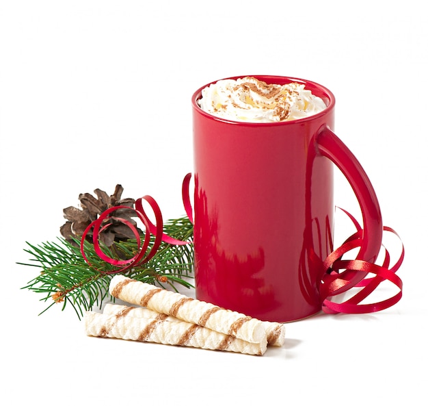Weihnachtskarte mit roter Kaffeetasse mit Schlagsahne gekrönt