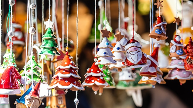 Weihnachtskeramik-dekorationen auf weihnachtsmarkt in riga, lettland