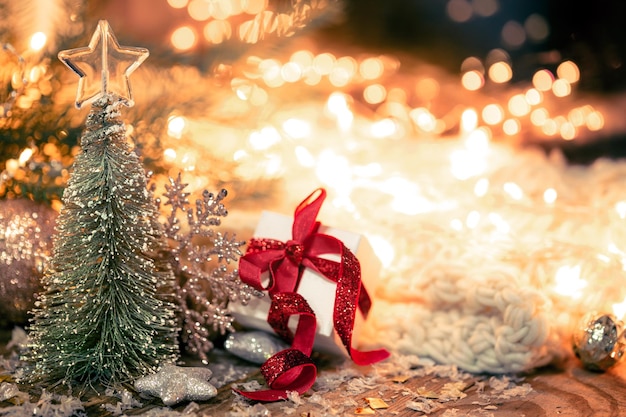 Weihnachtskomposition mit einem dekorativen Baum und einer Geschenkbox