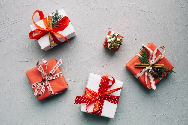 Weihnachtskomposition mit fünf Geschenkboxen