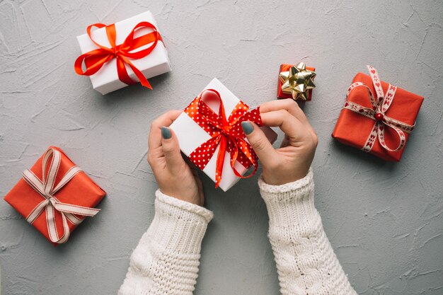 Weihnachtskomposition mit Geschenkboxen