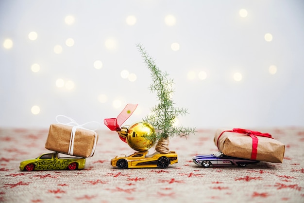 Weihnachtskomposition mit Geschenken auf Spielzeugautos