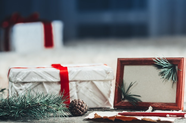 Weihnachtskomposition mit geschenken, baumkegeln und anderen gegenständen