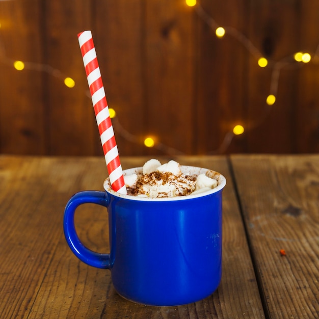 Weihnachtskomposition mit Kaffee auf dem Tisch