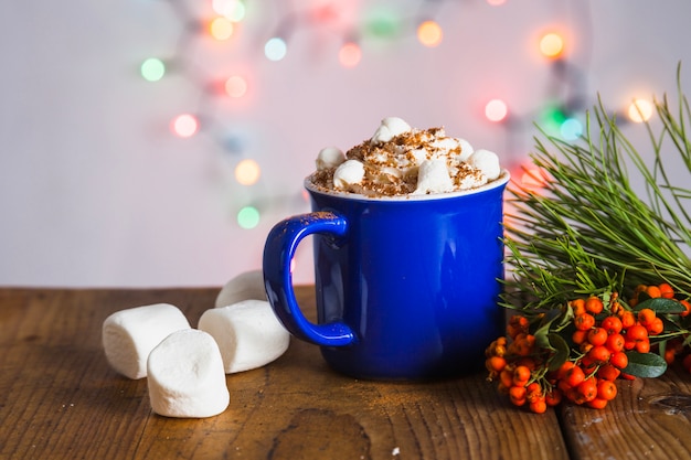 Weihnachtskomposition mit Kaffee und Mistel