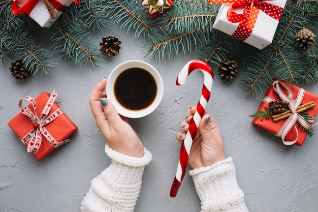 Weihnachtskomposition mit Kaffee und Zuckerstange