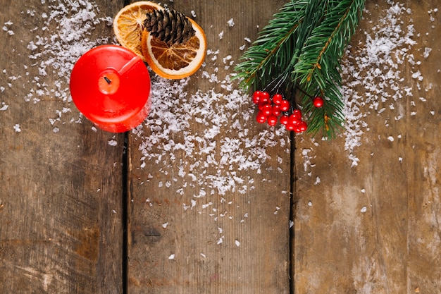 Weihnachtskomposition mit Kerze und Tanne