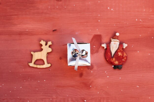 Weihnachtskomposition mit kleiner Geschenkbox