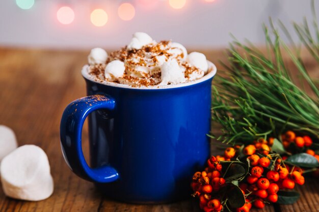 Weihnachtskomposition mit köstlichem Kaffee