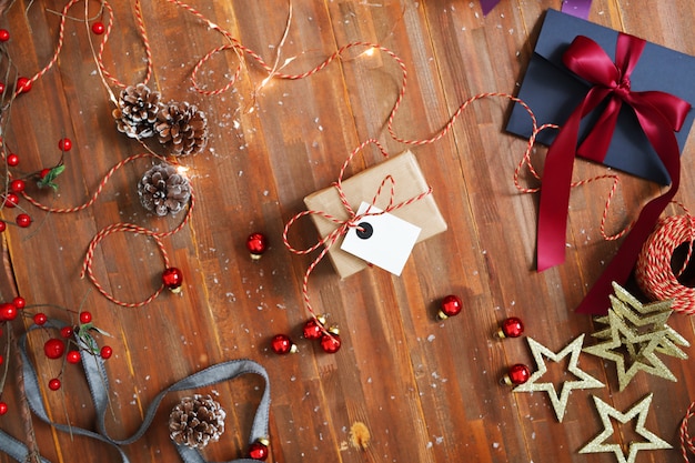 Weihnachtskomposition mit Ornamenten und Geschenkboxen