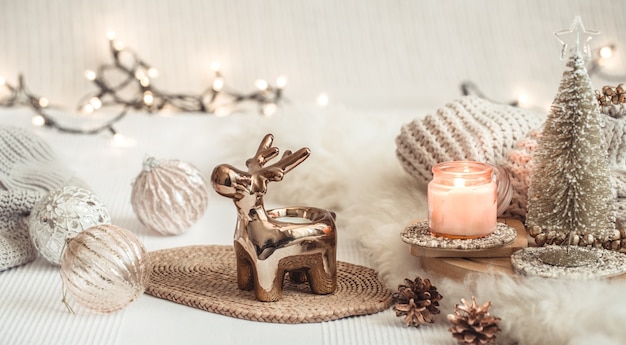 Weihnachtskomposition mit ornamenten