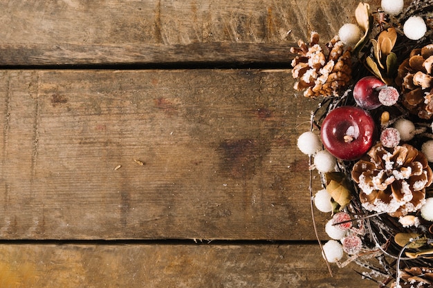 Weihnachtskomposition mit Platz auf der linken Seite