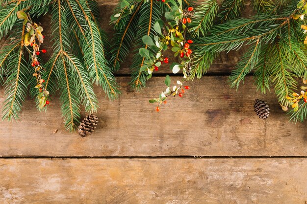 Weihnachtskomposition mit Tannenzweigen