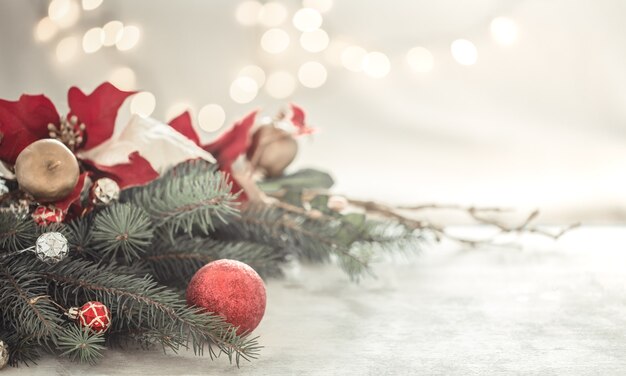 Weihnachtskomposition mit Weihnachtsbaum und Weihnachtskugeln