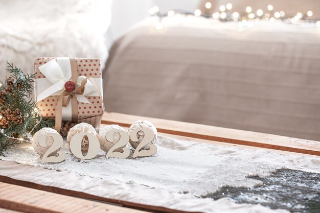 Weihnachtskomposition mit Zahlen auf unscharfem Hintergrund mit Bokeh