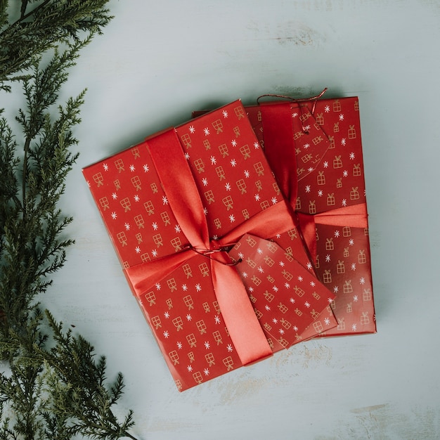 Weihnachtskomposition mit zwei Geschenken