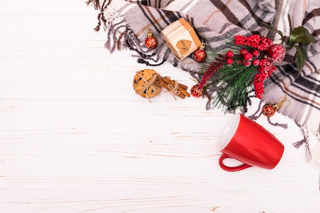 Weihnachtskomposition. Rahmen aus Weihnachtsdekoration auf weißem Hintergrund. Flache Lage, Draufsicht.