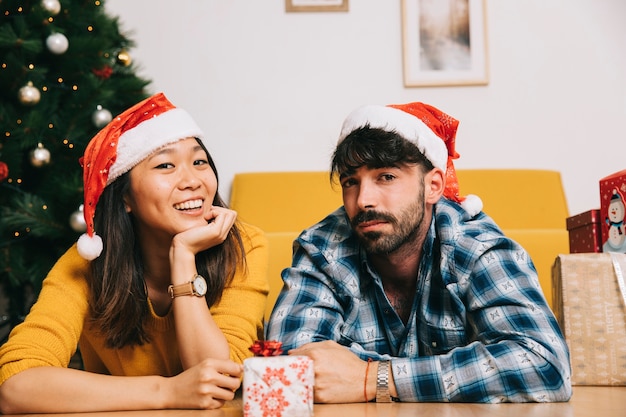 Weihnachtskonzept mit den Paaren, die zu Hause kühlen