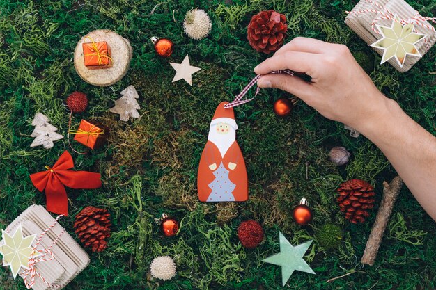 Weihnachtskonzept mit der Hand