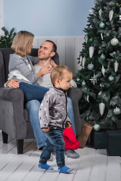 Kostenloses Foto weihnachtskonzept mit eltern auf der couch