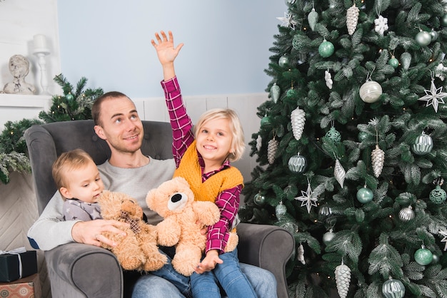 Kostenloses Foto weihnachtskonzept mit freudiger familie