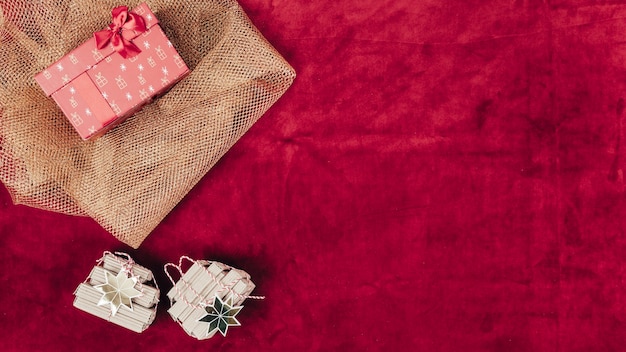 Weihnachtskonzept mit Geschenken und Platz rechts