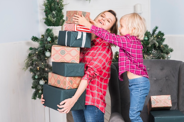 Weihnachtskonzept mit glücklicher Mutter