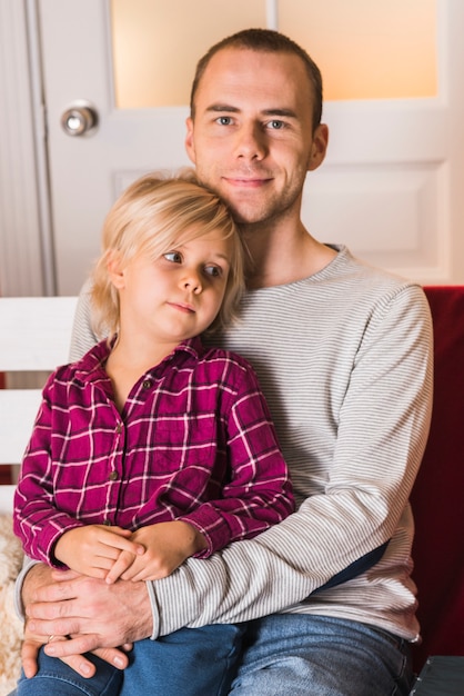 Kostenloses Foto weihnachtskonzept mit junger familie