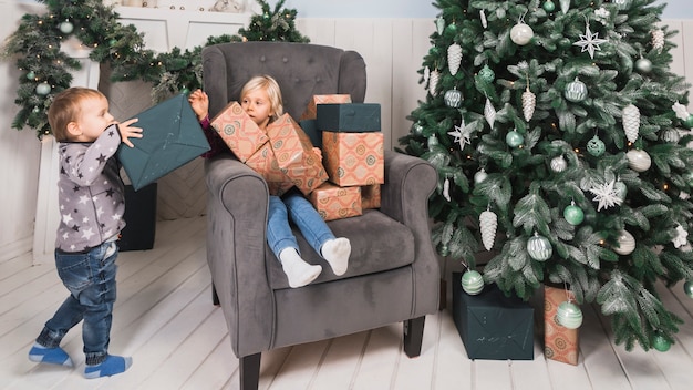 Kostenloses Foto weihnachtskonzept mit kindern auf couch