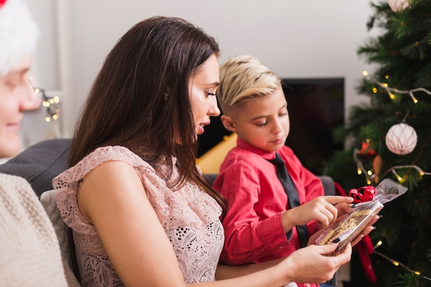 Weihnachtskonzept mit Mutter und Sohn