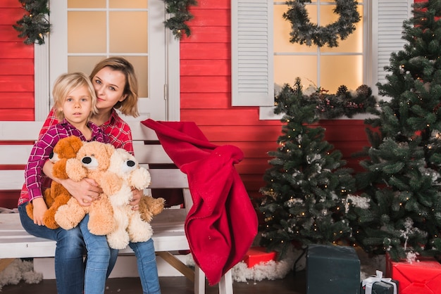 Kostenloses Foto weihnachtskonzept mit mutter und tochter draußen