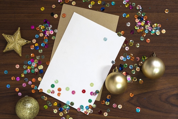 Kostenloses Foto weihnachtskonzept mit papier und konfetti